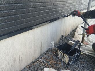 土台水切り上塗りの様子