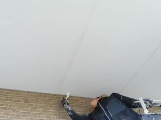 軒天塗装の様子