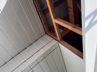 軒天交換の様子