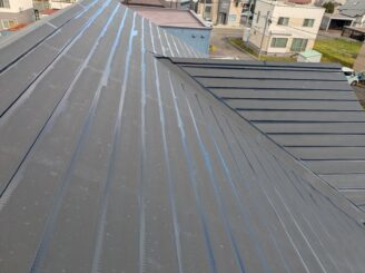 屋根の下塗りの様子