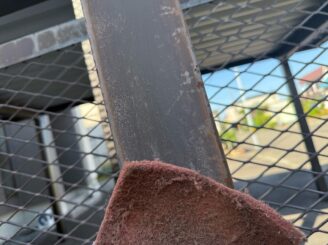 雪止めフェンス塗装の様子