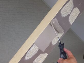 バルコニー上付け梁塗装の様子