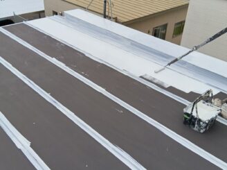 屋根の下塗りの様子