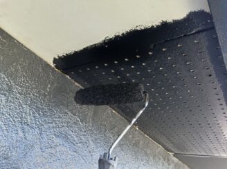 軒天上塗りの様子