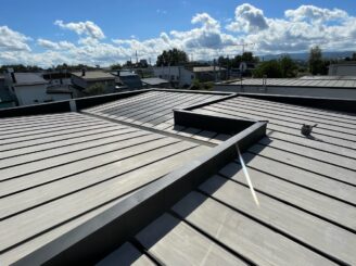 屋根の下塗りの様子