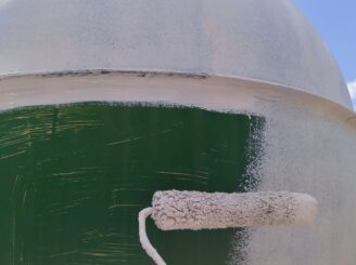 灯油タンク塗装の様子