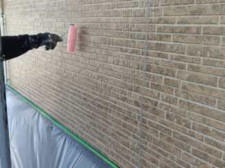 外壁の上塗り塗装の様子