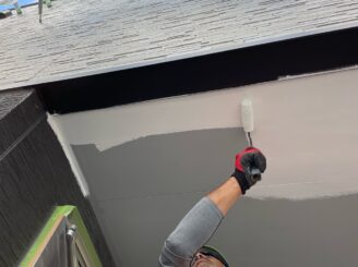 軒天塗装の様子