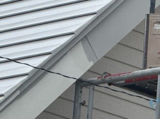 破風塗装の様子