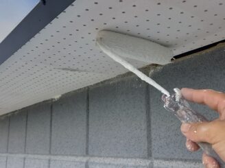 軒天塗装の様子