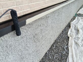 土台水切り塗装の様子