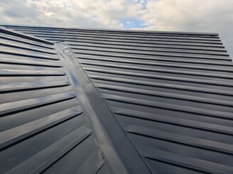 屋根の上塗りの様子