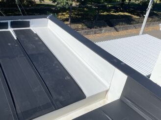 屋根の中塗りの様子