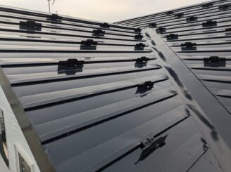 雪止め金物取付の様子