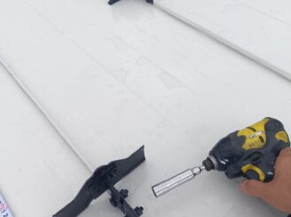 雪止め金物取付の様子