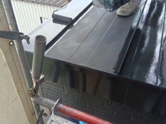 屋根の中塗りの様子