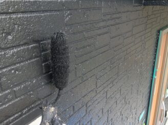 外壁の上塗りの様子