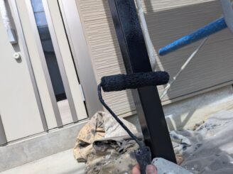 玄関鉄柱の上塗りの様子
