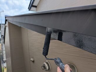 破風の上塗りの様子