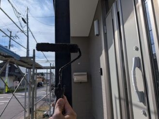 玄関鉄柱の下塗りの様子